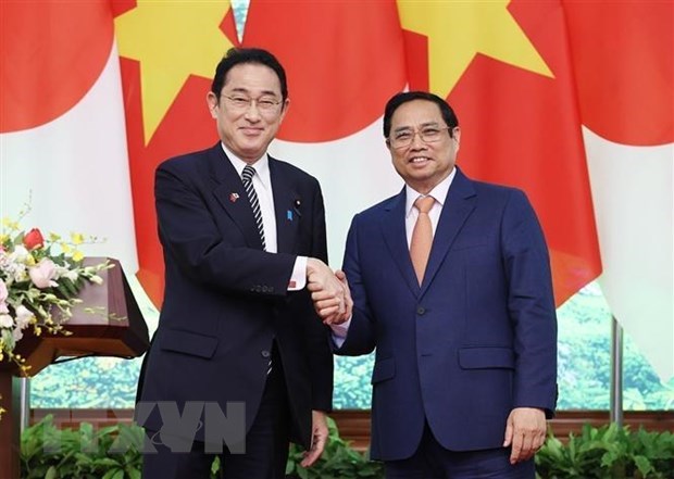 Prime Minister Pham Minh Chinh (R) and his Japanese counterpart Kishida Fumio at the joint press conference following their talks in Hanoi on May 1.
