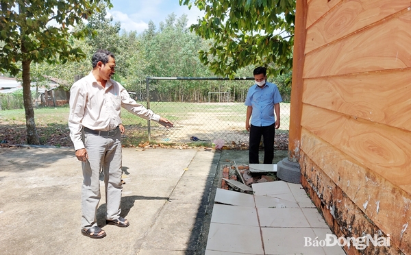 Nền nhà tại Nhà văn hóa dân tộc S’tiêng ở xã Tân Hiệp (H.Long Thành) đã xuống cấp, sụt lún chờ được tu bổ, sửa chữa. Ảnh: L.Na