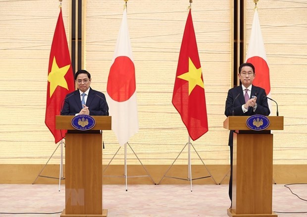 Japanese Prime Minister Kishida Fumio (right) and his Vietnamese counterpart Pham Minh Chinh.