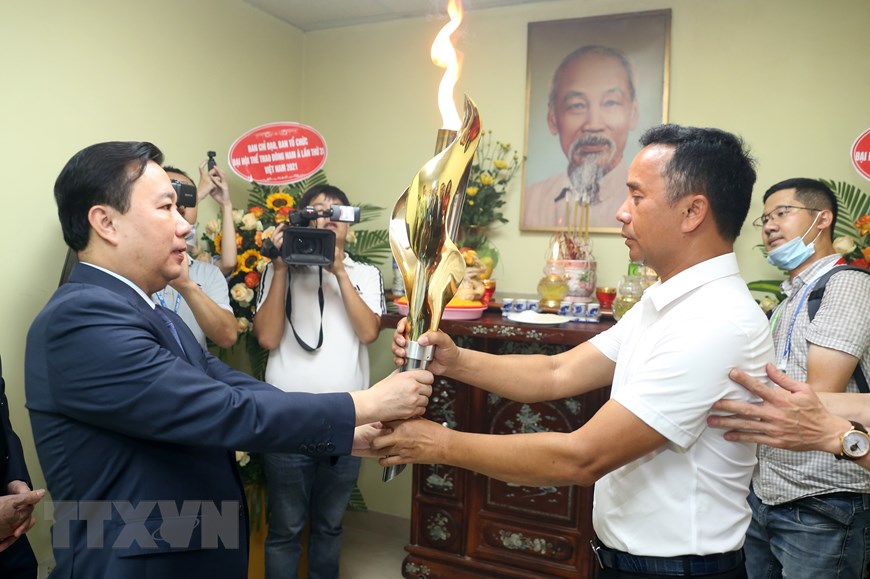 Trao đuốc lửa cho Ban quản lý Khu liên hợp thể thao quốc gia Mỹ Đình. (Ảnh: Quốc Khánh/TTXVN)
