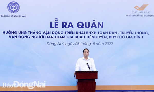 Phó giám đốc BHXH tỉnh Phạm Long Sơn phát biểu tại lễ ra quân (ảnh: Mai Minh).