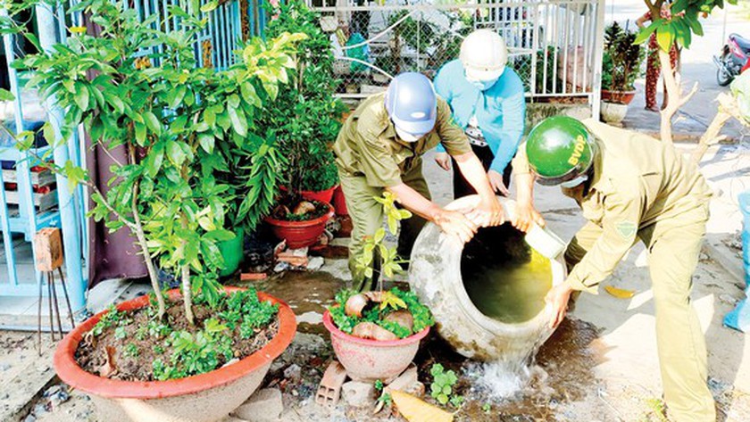 Killing mosquitoes and mosquito larvae in residential areas and households 