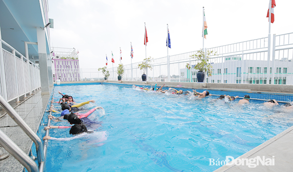Các trường tư thục với điều kiện tài chính tốt đã đầu tư cơ sở vật chất cho công tác phổ cập bơi