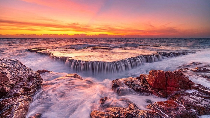 The majestic beauty of Rai Cave when the sea water overflows on the rock surfaces and then recedes to form a unique waterfall in the sea (Photo courtesy of Dao Duy Tan)