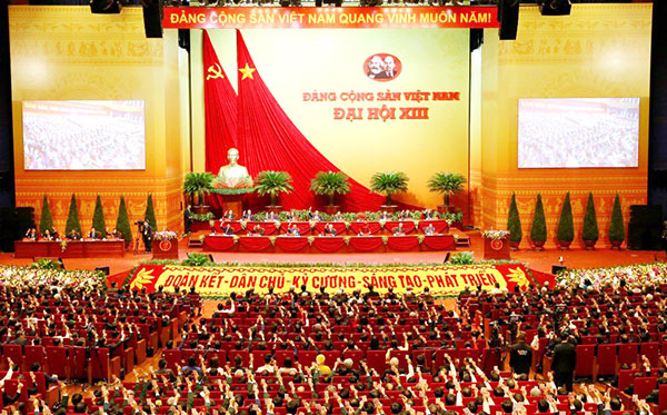 Các đại biểu biểu quyết, thông qua Nghị quyết Đại hội XIII của Đảng. Ảnh: dangcongsan.vn