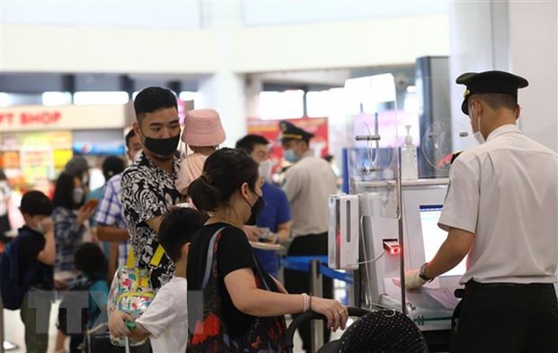 Passengers in Noi Bai International Airport, Hanoi, Vietnam (Photo: VNA)