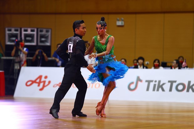 Nguyen Doan Minh Truong and Dang Thu Huong of Vietnam in a performance at SEA Games 31 (Photo: VNA)