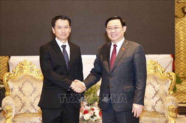 Chairman of the Vietnamese National Assembly Vuong Dinh Hue (R) shakes hands with Malaythong Kommasith, President of the State Audit Organisation of Laos.