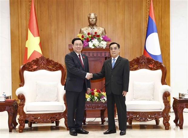 NA Chairman Vuong Dinh Hue (L) meets former Prime Minister, former Chairman of the National Assembly of Laos Thongsing Thammavong. 