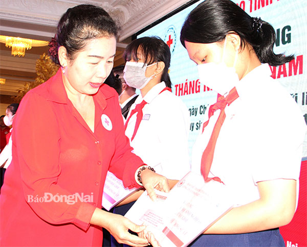 Chairwoman Do Thi Phuoc Thien of Dong Nai Red Cross Association awards scholarships to students  to 