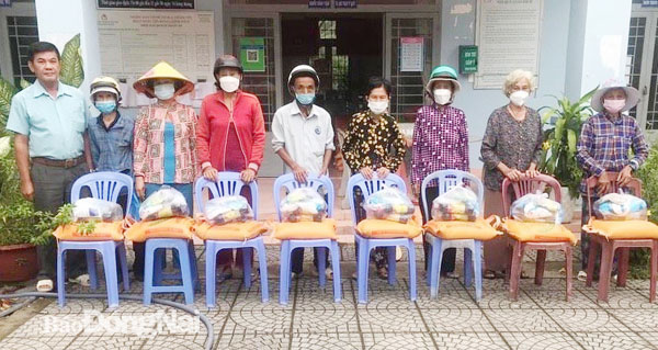 Presenting gifts to poor and policy families in Nhon Trach district.