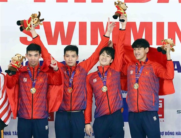 Swimmers Nguyen Huu Kim Son, Nguyen Huy Hoang, Hoang Quy Phuoc and Tran Hung Nguyen set a new record at SEA Games 31 (Photo: VNA) 