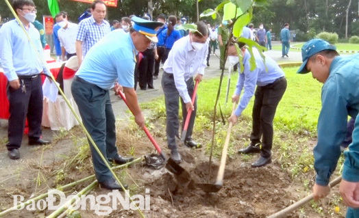 lãnh đạo tp Biên Hòa và nhà máy A42 cùng tham gia trồng cây xanh