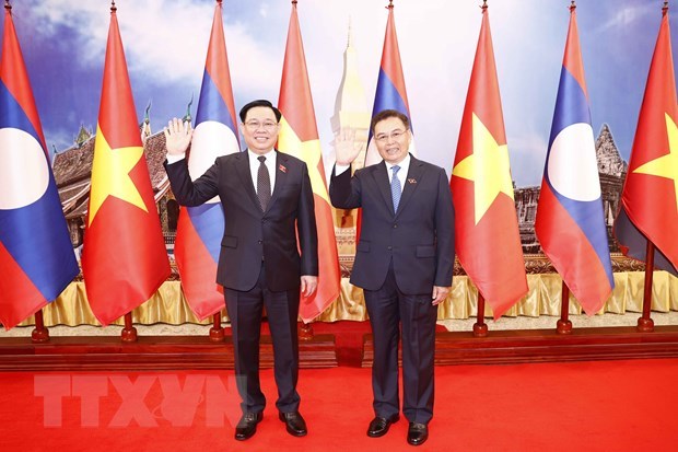 National Assembly (NA) Chairman Vuong Dinh Hue (L) and his Lao counterpart Saysomphone Phomvihane in the welcome ceremony.