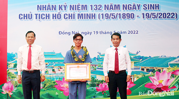 Ủy viên Ban TVTU, Chủ tịch HĐND tỉnh Thái Bảo và Ủy viên Ban TVTU, Trưởng Ban Tuyên giáo Tỉnh ủy trao bằng khen của UBND tỉnh cho các tập thể đạt thành tích xuất sắc trong học tập và làm theo Bác