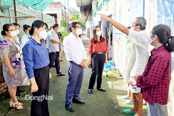 Phó chủ tịch UBND tỉnh Nguyễn Sơn Hùng cùng các sở, ngành nắm bắt tình hình đời sống, việc làm và các chính sách hỗ trợ của người lao động tại các khu nhà trọ. Ảnh: Lan Mai