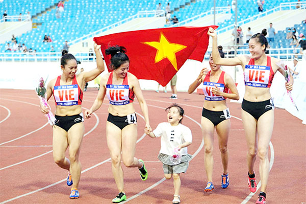 Con gái và đội tiếp sức 4x400m nữ mừng tấm HCV SEA Games thứ 10 của Nguyễn Thị Huyền
