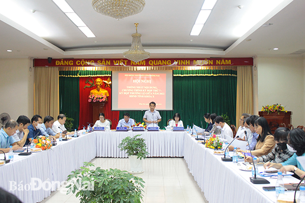 Ủy viên Ban TVTU, Chủ tịch HĐND tỉnh Thái Bảo phát biểu tại hội nghị thống nhất nội dung kỳ họp thường lệ giữa năm HĐND tỉnh khóa X.