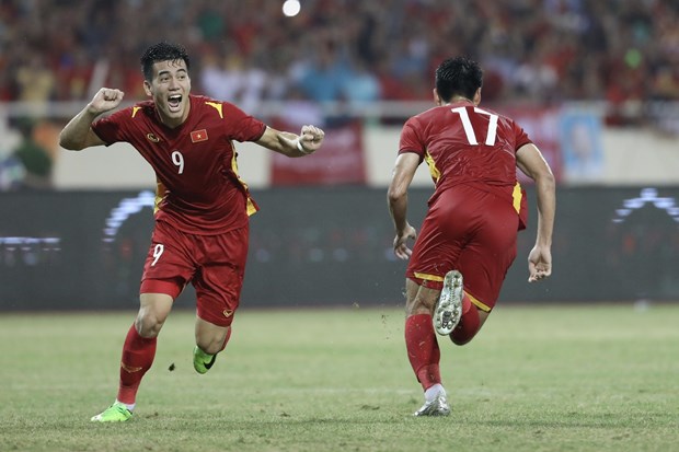 Nham Manh Dung (17) scores the only goal of the match, securing Vietnam's win against Thailand. (Photo: VNA)