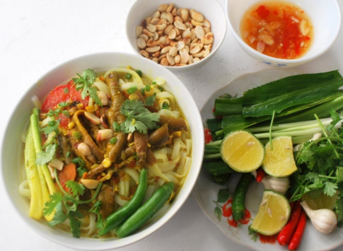 An eye-catching bowl of Quang-style noodle soup