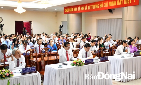 Các đại biểu biểu quyết thông qua Nghị quyết thống nhất chủ trương và cam kết số vốn ngân sách địa phương bố trí một phần cho công tác bồi thường, giải phóng mặt bằng dự án đầu tư xây dựng đường cao tốc Biên Hòa- Vũng Tàu giai đoạn 1