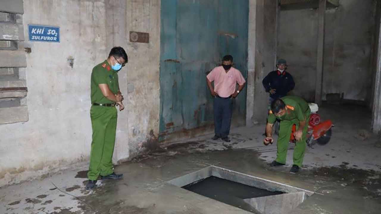 Police officers detect a cellar storing wastewater at the factory in Dong Nai of Dien Quang JSC - PHOTO: DONG NAI POLICE