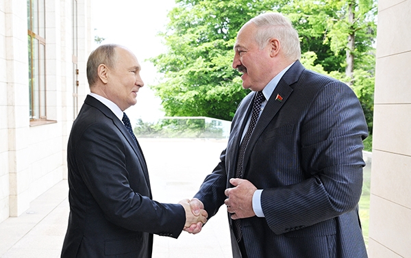 Tổng thống Nga Vladimir Putin (trái) và Tổng thống Belarus Alexander Lukashenko tại cuộc gặp ở Sochi ngày 23-5-2022