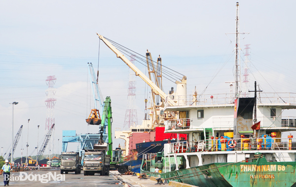 Hệ thống cảng biển Đồng Nai đang được lập quy hoạch chi tiết để định hướng phát triển. Trong ảnh: Bốc xếp hàng hóa tại cảng Gò Dầu. Ảnh: P.Tùng