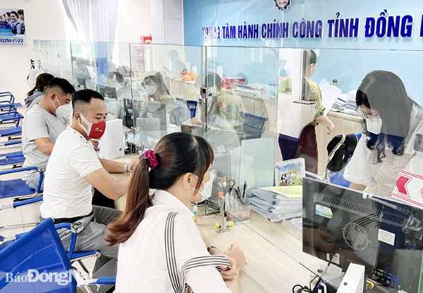 Người dân đến làm thủ tục tại Trung tâm Hành chính công tỉnh. Ảnh: C.Nghĩa