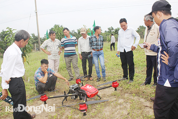 Nông dân H.Xuân Lộc tìm hiểu mô hình máy bay không người lái trong sản xuất nông nghiệp