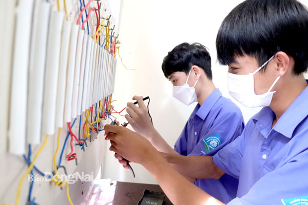 Học sinh trung cấp nghề điện Trường cao đẳng Công nghệ cao Đồng Nai trong giờ thực hành. Ảnh: Hải Yến