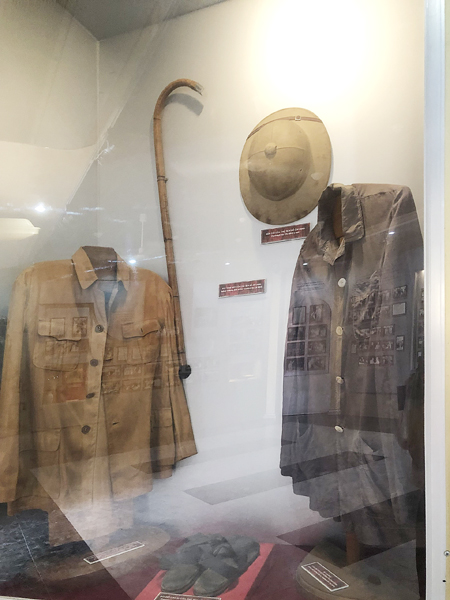 Bộ quần áo kaki, áo lụa nâu, nón cối, dép cao su của Chủ tịch Hồ Chí Minh được trưng bày tại bảo tàng