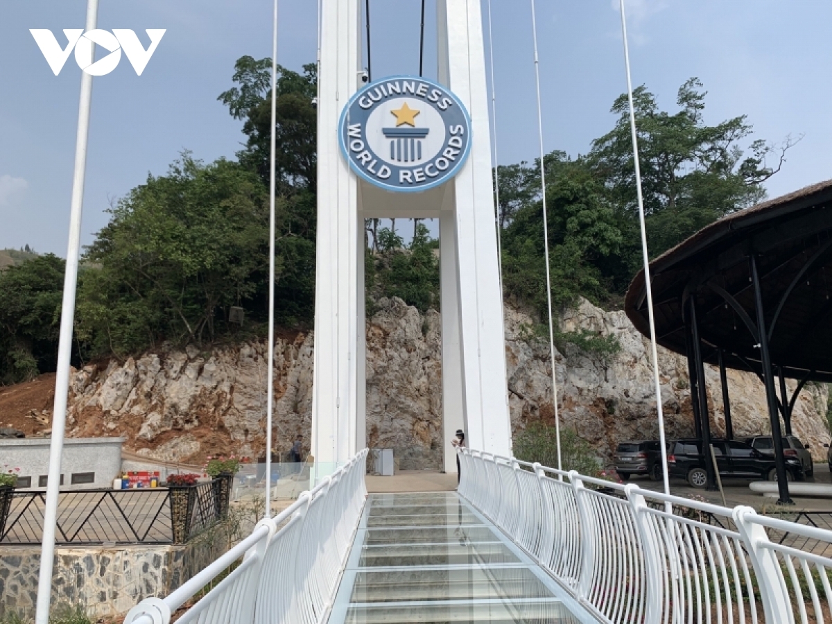 Vietnam glass-bottomed bridge wins Guinness world record