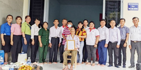Đại diện các mạnh thường quân và Hội Cựu thanh niên xung phong H.Xuân Lộc trao tặng nhà cho gia đình bà Phạm Thị Tý. Ảnh: Nam Anh