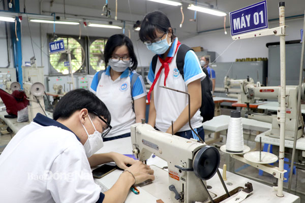 Học sinh Trường THCS Trần Hưng Đạo tham quan thực tế tại Trường cao đẳng Công nghệ và quản trị Sonadezi. Ảnh: Hải Yến