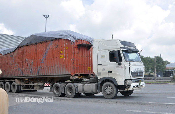 Một chiếc xe container chở phế liệu lưu thông trên quốc lộ 1 (đoạn qua ngã tư Vũng Tàu) chằng buộc sơ sài, chạy với tốc độ cao