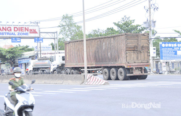 Trên quốc lộ 51 (từ Đồng Nai đi Bà Rịa - Vũng Tàu) xe container chở phế liệu với các thùng hàng cũ nát, móp méo