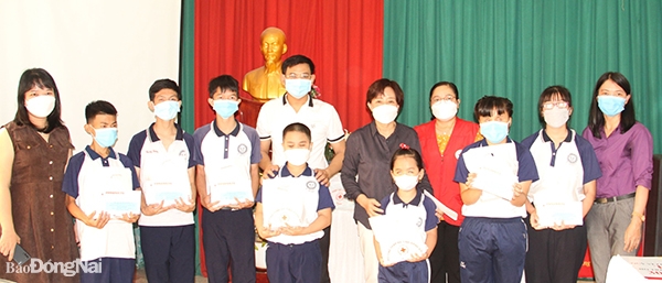 (ĐN) - On May 28, Dong Nai Red Cross Association and Fund for Vietnamese disabled children handed gifts worth VND600,000 each to 60 disabled kids at the provincial Social Center. 