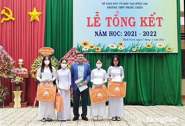 PGS-TS Phạm Văn Song, Hiệu trưởng Trường đại học Công nghệ Miền Đông trao học bổng khuyến học cho các học sinh Trường THPT Phước Thiền