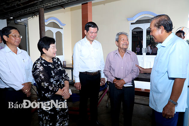 Đồng chí Trương Hòa Bình và Bí thư Tỉnh ủy Nguyễn Hồng Lĩnh đến thăm gia đình ông Huỳnh Văn Quận