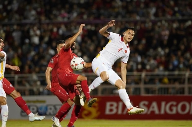 On his debut for the national team, Vietnamese-German Adriano Schmidt (4) made his mark with an assist for Pham Tuan Hai to score the opening goal in the friendly against Afghanistan. (Photo: vtc.vn)