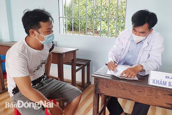Bác sĩ trạm y tế xã Thanh Sơn, H.Định Quán kiểm tra sức khỏe cho người dân trên địa bàn.