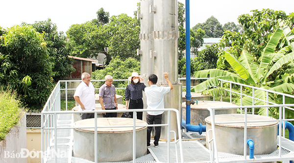 Đoàn giám sát của HĐND tỉnh kiểm tra công trình cấp nước sạch nông thôn tại xã Sông Thao (H.Trảng Bom). Ảnh: Lê An