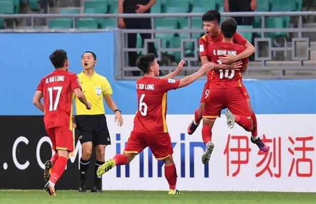 U23 Vietnamese players celebrate after scoring the second goal. (Photo: VNA)