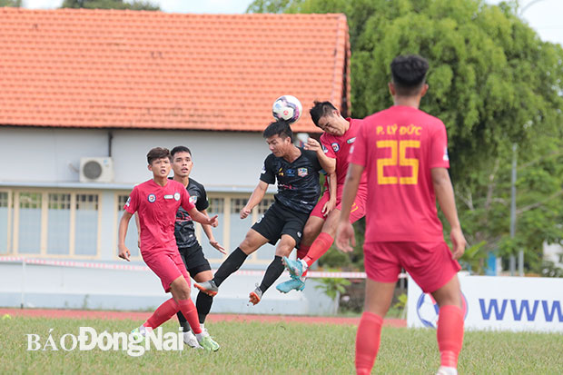 Thua 1-2 trước Trẻ TP.HCM, Đồng Nai (áo đen) vẫn giữ ngôi đầu bảng B