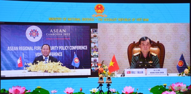 Cambodia's General Nem Sowat (R) and Vietnam's Deputy Defence Minister Sen. Lt. Gen. Hoang Xuan Chien at the online conference on June 3.