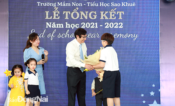 Học sinh Trường mầm mon – tiểu học Sao Khuê tặng hoa Phó chủ tịch UBND tỉnh Nguyễn Sơn Hùng
