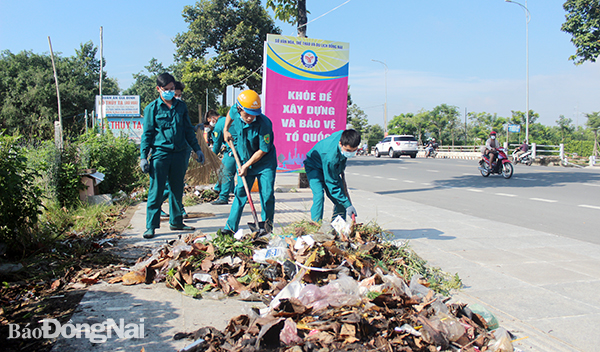 Lực lượng dân quân quân và người dân tham gia tổng vệ sinh môi trường trên đường Võ Thị Sáu- TP Biên Hòa