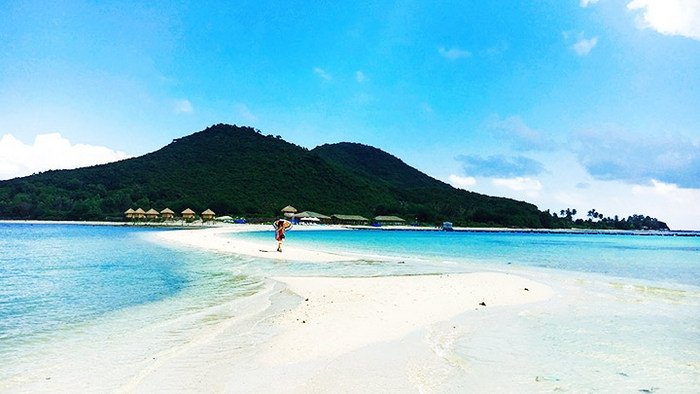 Walking in the middle of the sea in Diep Son cluster of islands is a very exciting experience. (Photo: NDO)