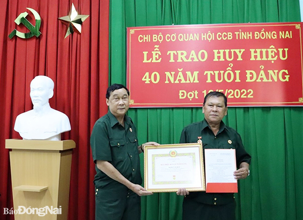 Đại tá Huỳnh Công Phúc trao Huy hiệu Đảng cho đồng chí Đặng Văn Huệ